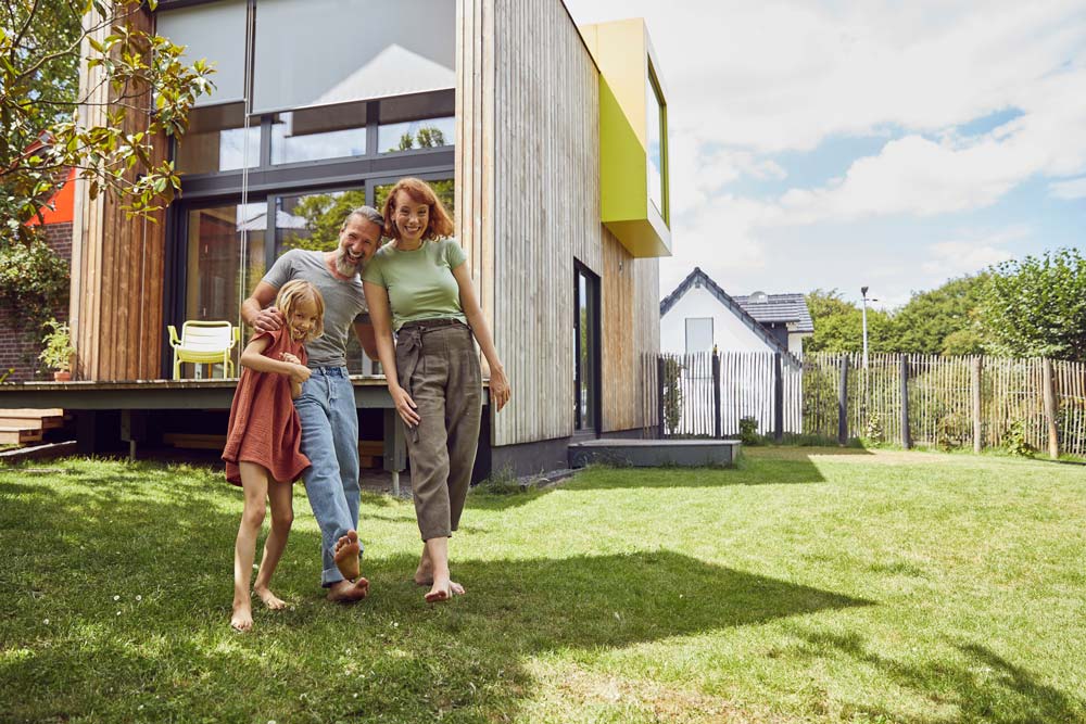 Familj framför ett hus